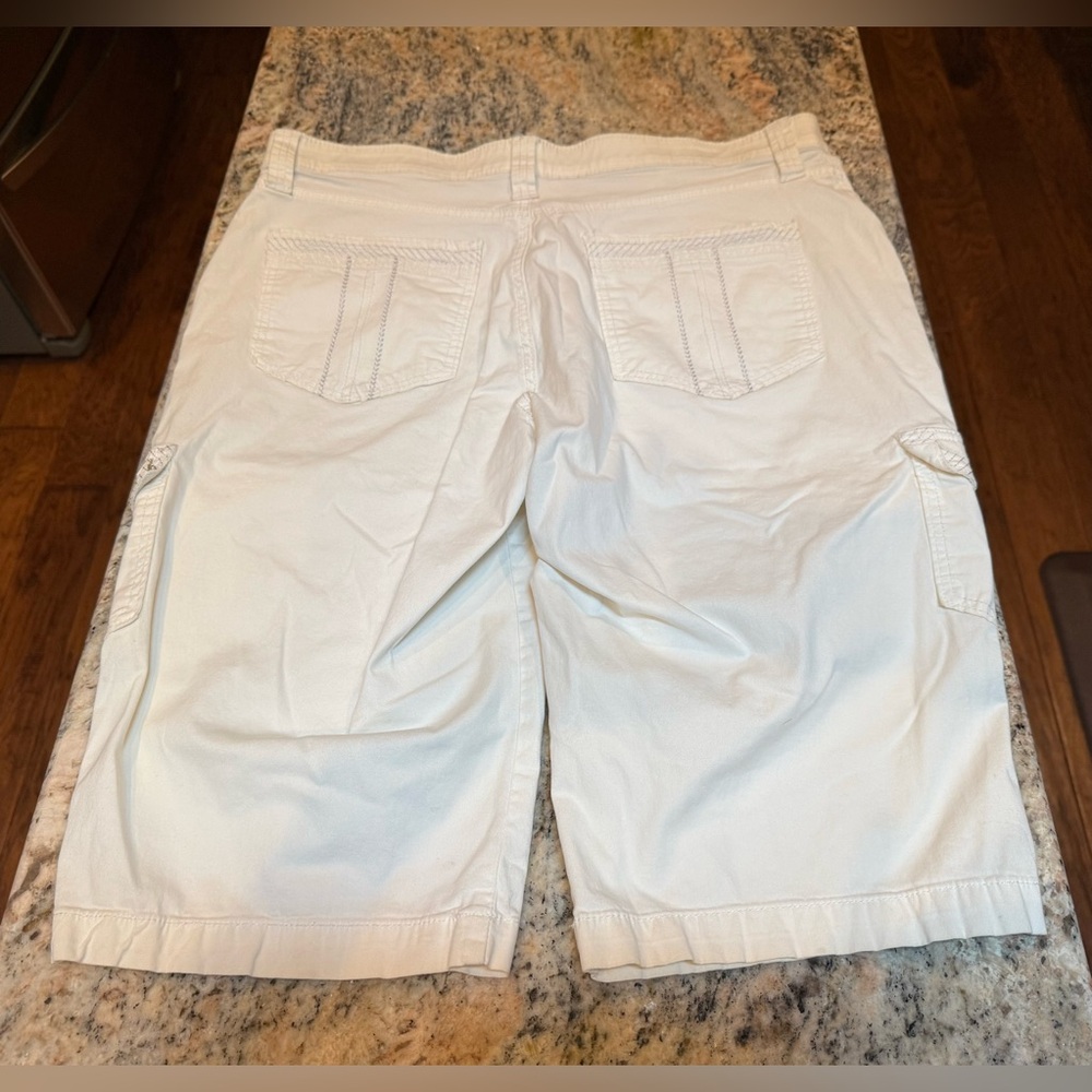 Lee Sindully Soft Women's White Cargo/ Bermuda Shorts multiple pockets 16P. EUC